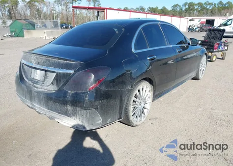 2017 Mercedes-Benz C 300 Sport z USA, uszkodzony, nr VIN 55SWF4JB0HU211520